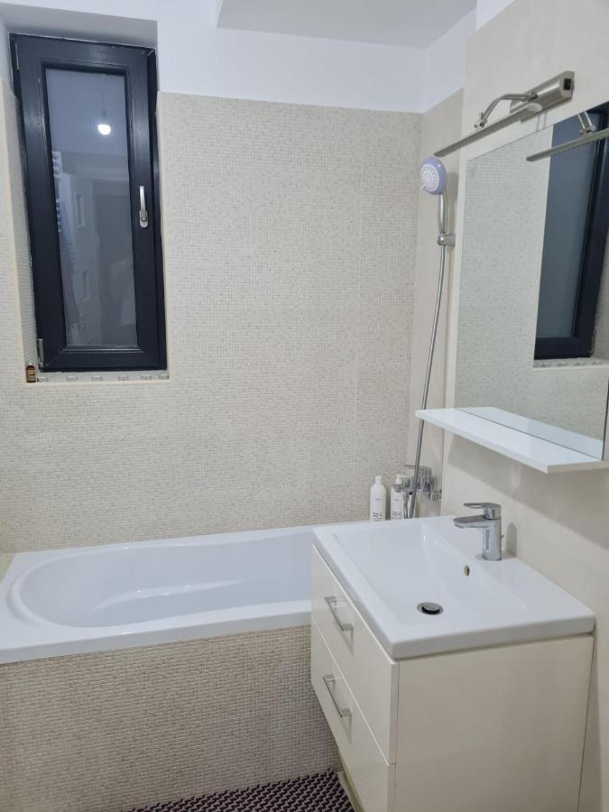 Deluxe 2 Bedroom With Balcony And Private Parking *