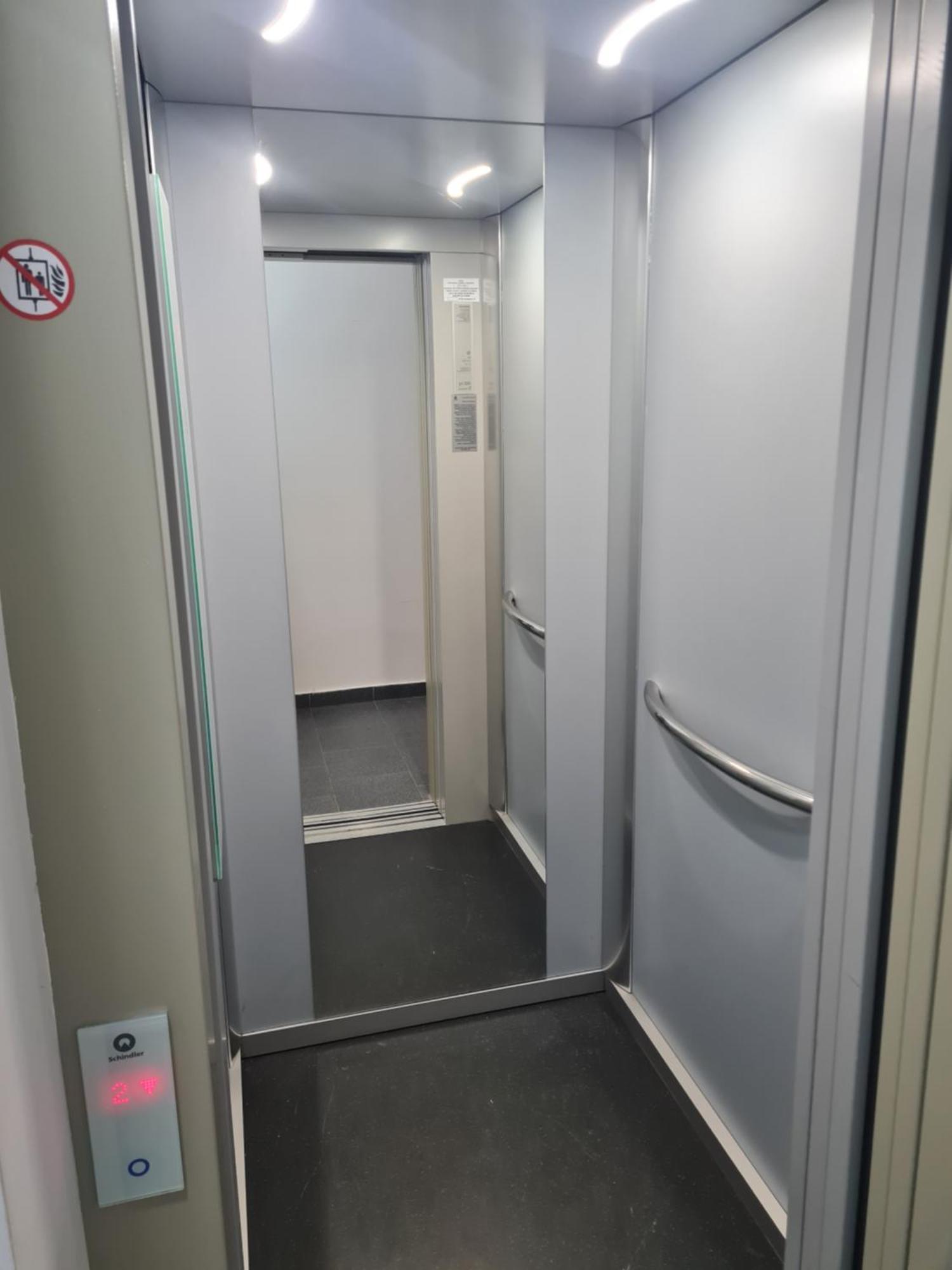 Deluxe 2 Bedroom With Balcony And Private Parking דירה